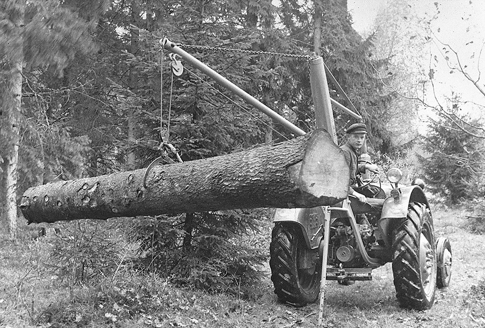 Founder of Rottne Industry, Börje, in his first invention.