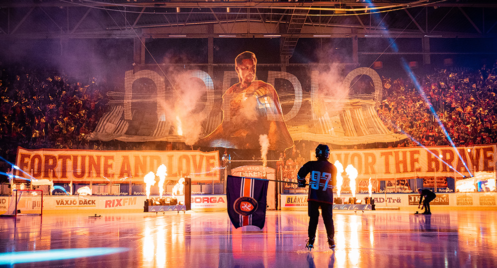Ishockeyspelare håller en Växjö Lakers-flagga. Foto: Albin Welander/Växjö Lakers