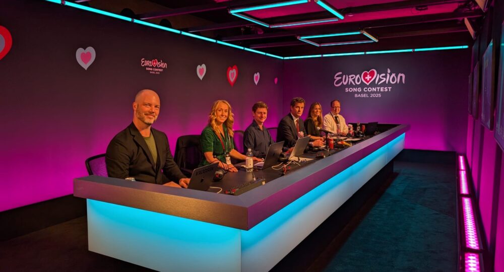 Bakom kulisserna tillsammans med grafikteamet i kontrollrummet under Eurovision Song Contest 2025 i Schweiz.