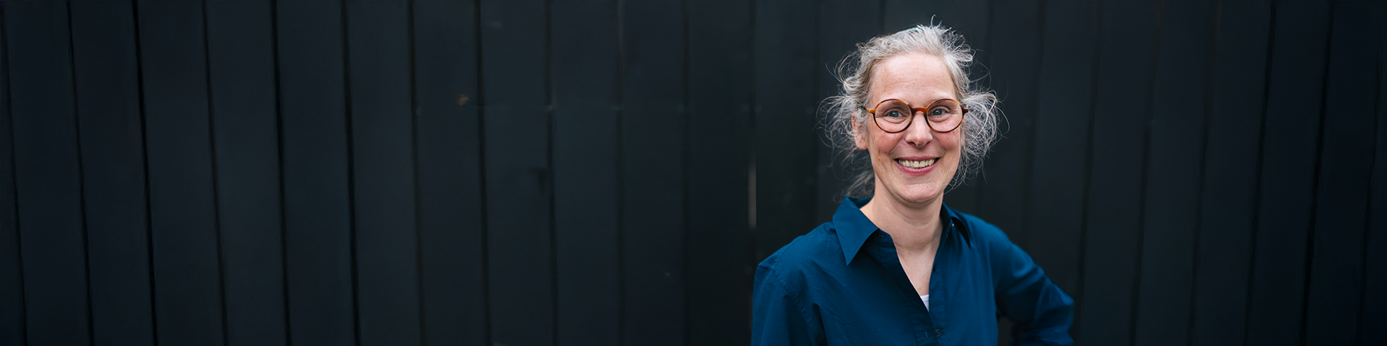 Roos in front of a blue wall