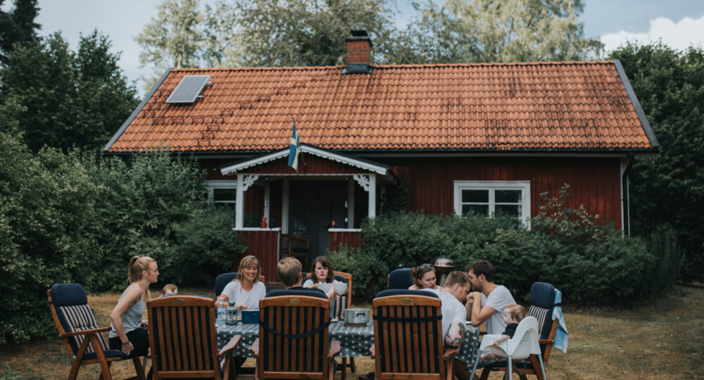 Family enjoying dinner outside. Credits: Alexander Hall/imagebank.sweden.se