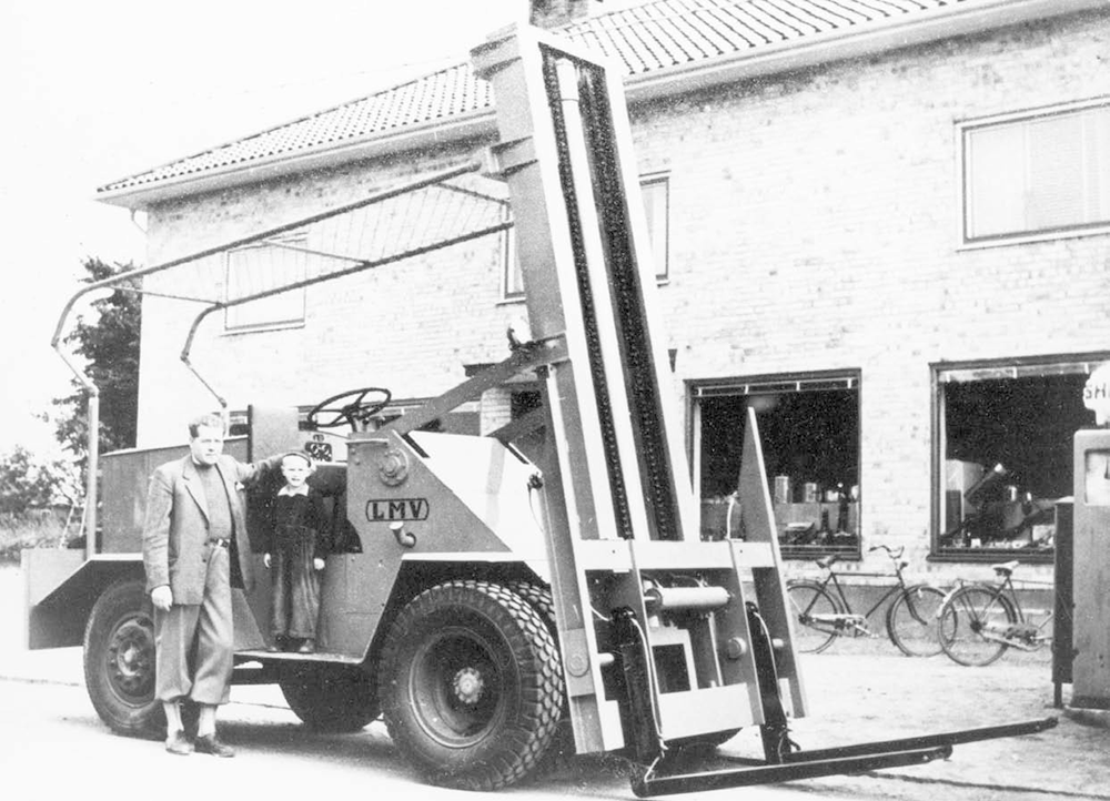 Gaffeltruck utanför affär.
