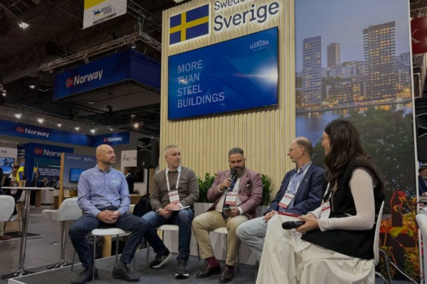Panel i en mässpaviljong,