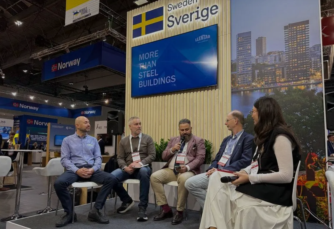Panel i en mässpaviljong,